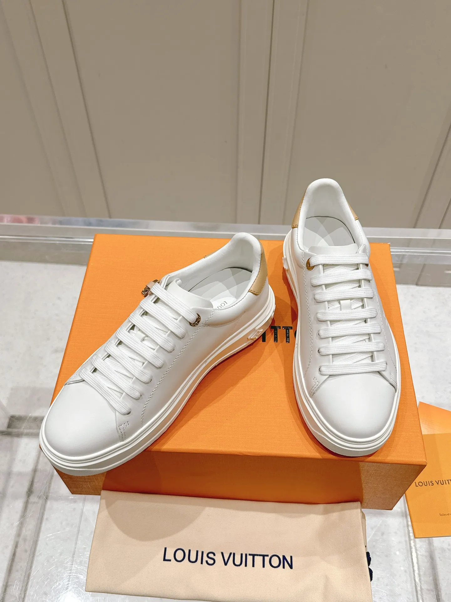 👟👟Ex-factory price 560👟👟 LV new white shoes, four-leaf clover🍀sunflower🌞 charm, add naughty and lively color to simple white shoes, easy to wear and durable, code number: 35+40 (41 customized)